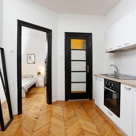 Lovely Apartment With 2 Bedrooms بوخارست المظهر الخارجي الصورة