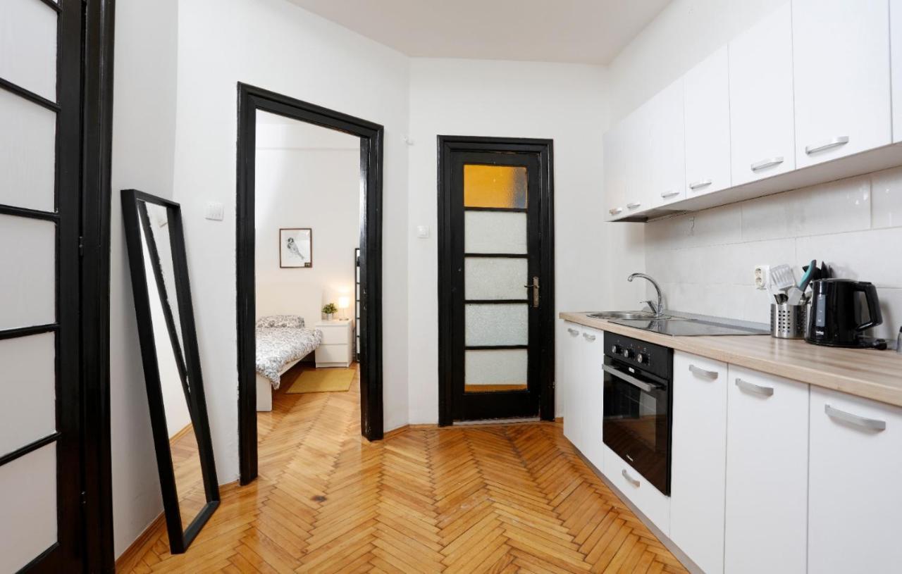 Lovely Apartment With 2 Bedrooms بوخارست المظهر الخارجي الصورة