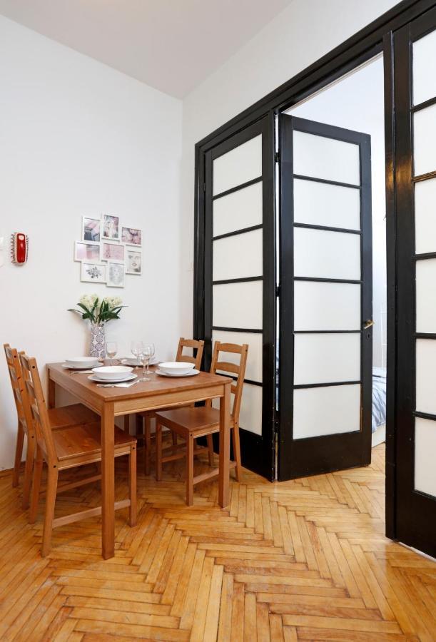Lovely Apartment With 2 Bedrooms بوخارست المظهر الخارجي الصورة